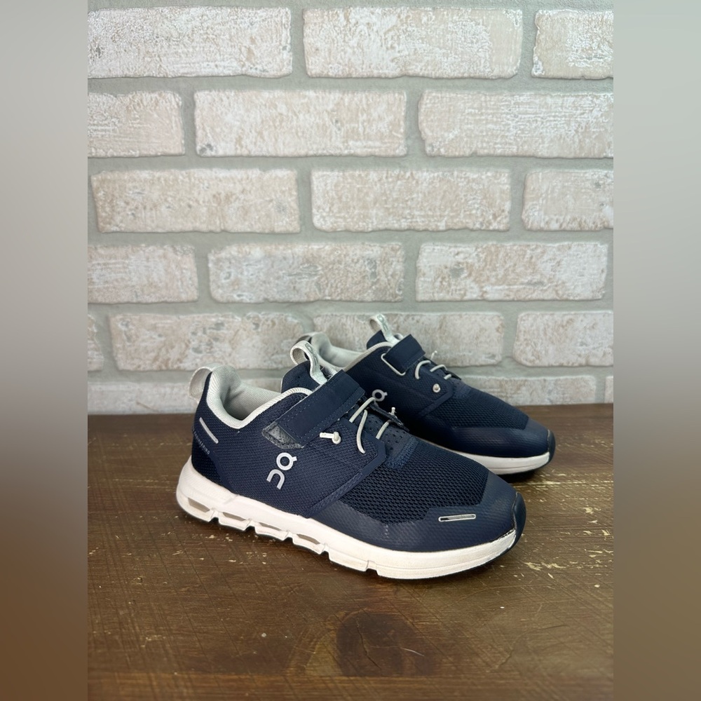 Kids ON CLOUD Cloud Play Midnight/White Running Shoes Size 1Y - 0329